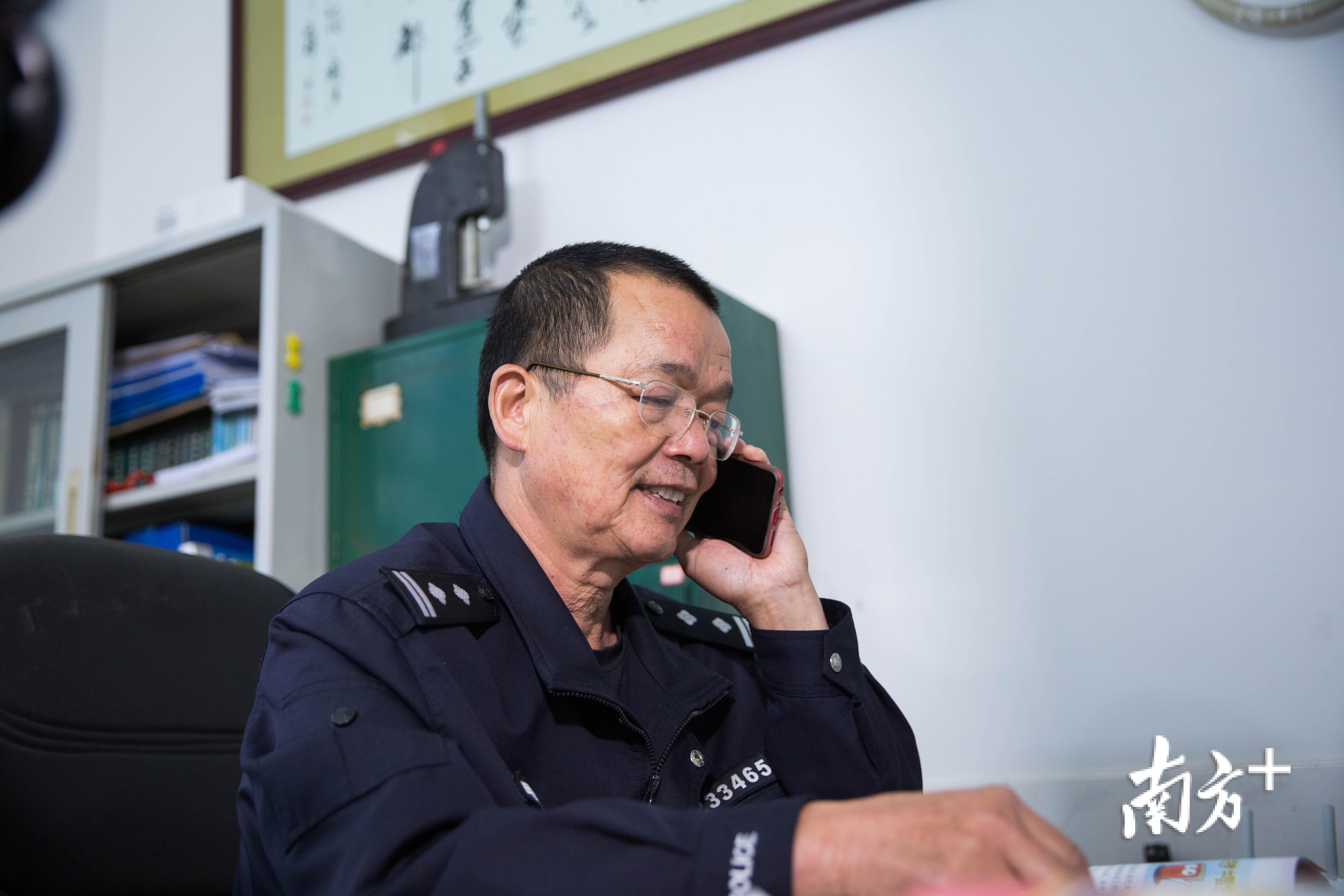 2月17日早上，聂桂清在警务室内接听电话。